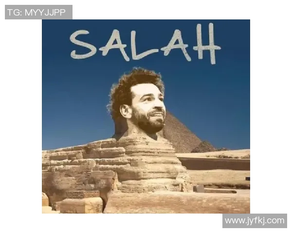 足球明星身披斗篷与女生合影展现独特魅力与时尚风格